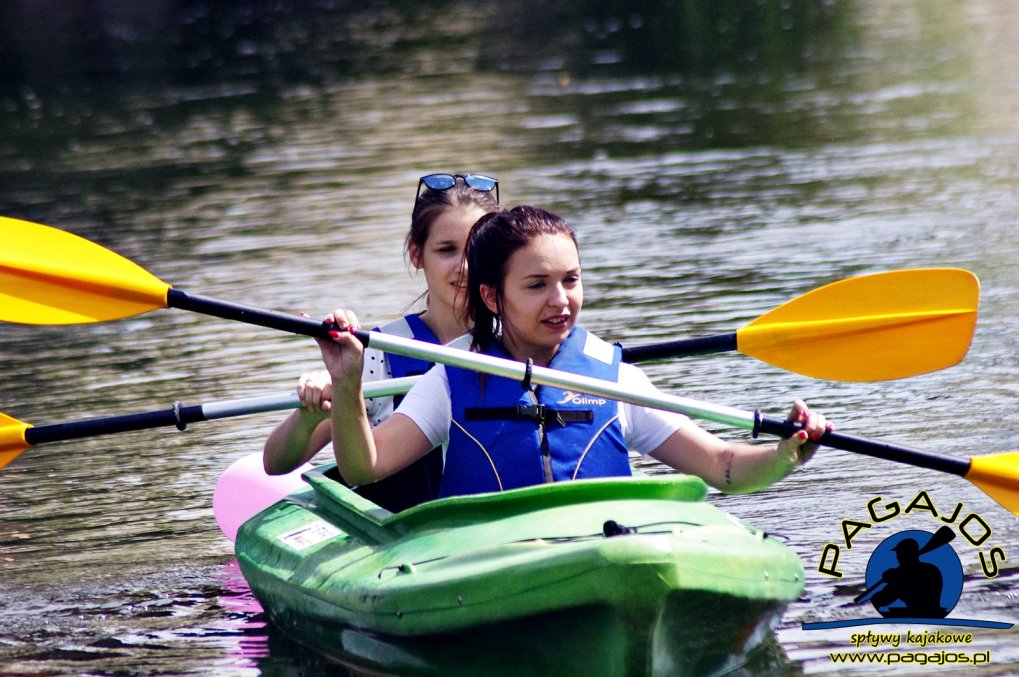 Spokojny spływ kajakowy na rzece