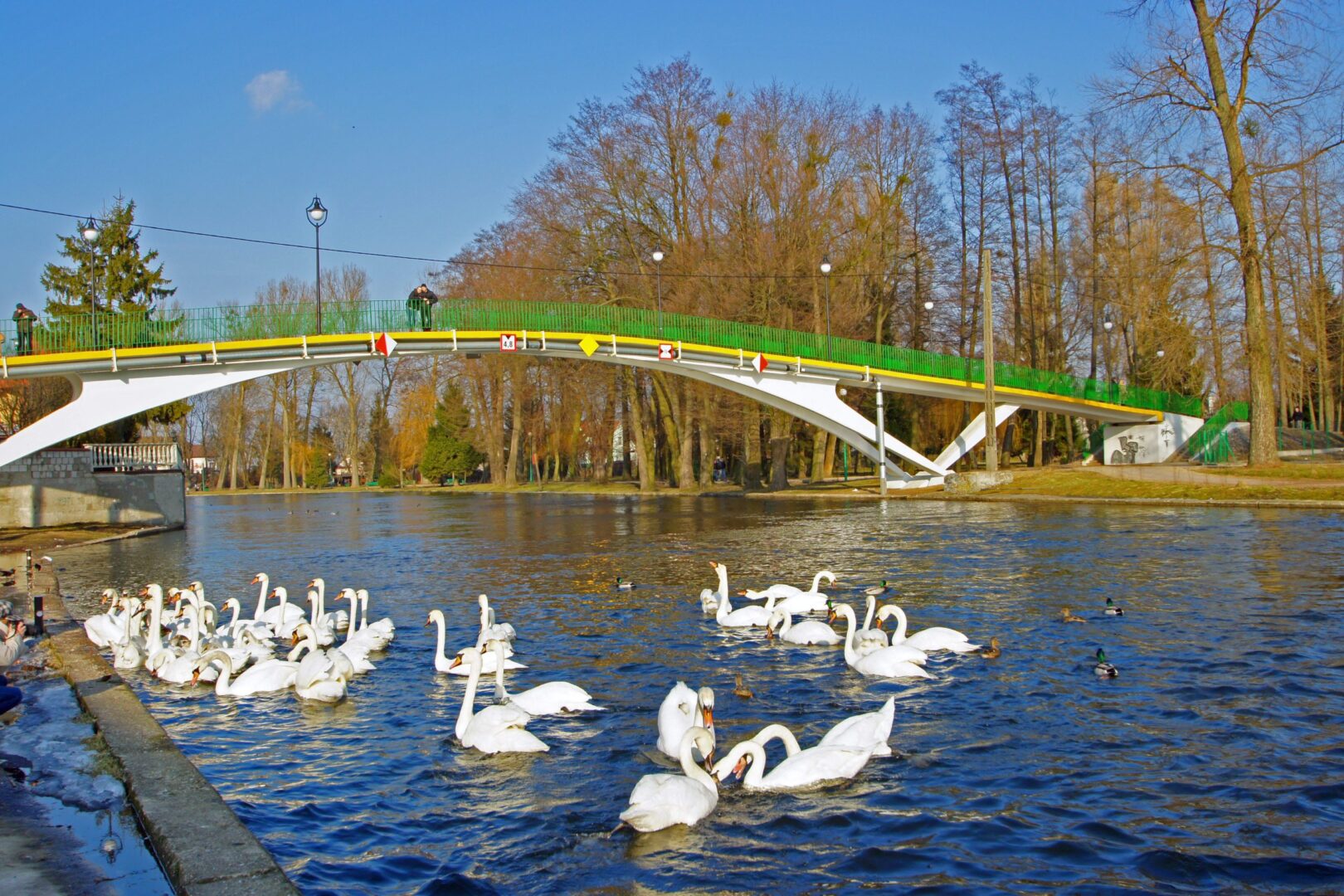 Most kładka piesza nad rzeką Pisą